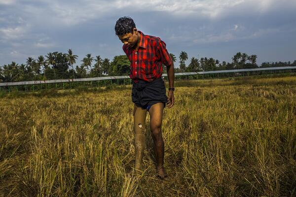 Ko Min Min bei der Landwirtschaft. Er hat sein Leben wieder in die Hand genommen.