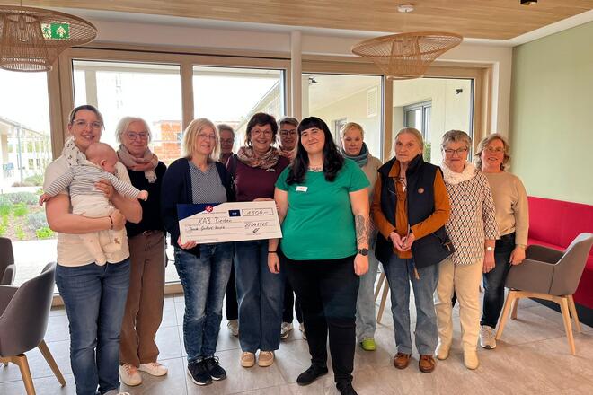 Der KAB Rieden übergibt die Spende an Katharina Salbeck und Jasmin Janker .