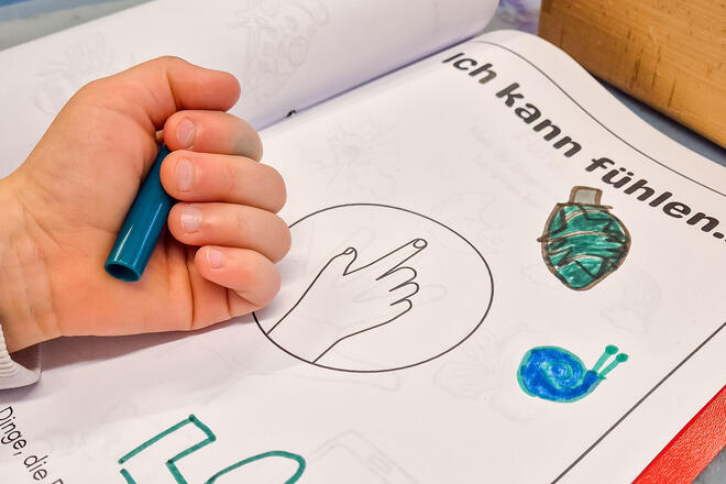 Projektwoche in der Wilden 13 Auf einem Tisch liegt ein Heft mit einem Arbeitsblatt zum Thema "Ich kann fühlen".