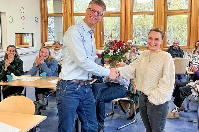 Neue Interimsleitung Offene Ganztagsschule Zauberhut Peter Küpper überreicht Nora Riemichen einen Blumenstrauß.