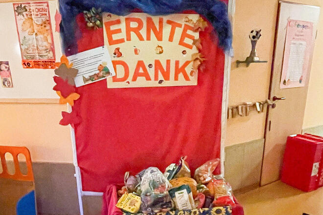 Erntedankfest in der Kita Wilde 13 Die Kinder der Johanniter-Kita Wilde 13 haben zahlreiche Lebensmittel zum Erntedankfest gesammelt und spenden sie an das Haus Roseneck in Quickborn.