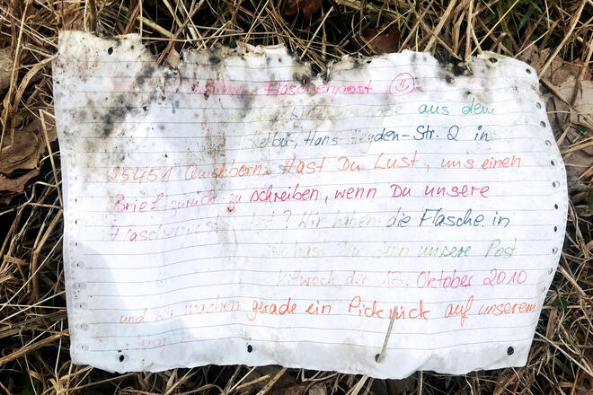 Flaschenpost des Quickelbü „Hast du Lust, uns einen Brief zurück zu schreiben, wenn du unsere Flaschenpost findest?“, schrieben die Kinder des Quickelbü in ihre Flaschenpost.